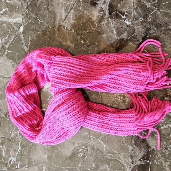 Beautiful hot pink scarf in excellent condition! - Picture 4 of 7